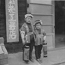 昭和30年頃　和田塗装工芸店　道路に面した店舗　向かって左　和田宅矛